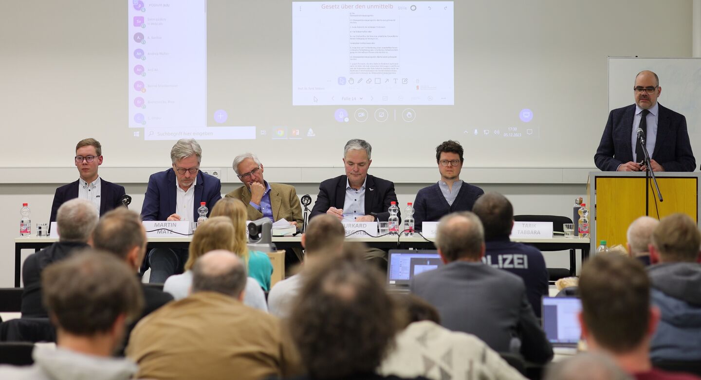 Podium der Veranstaltung
