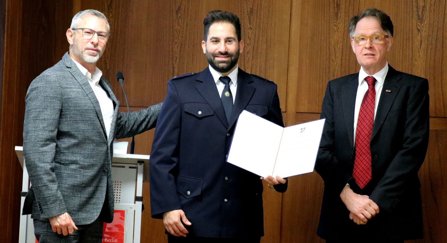 Prof. Matzdorf (links), Turgay Akkaya (Mitte) und Stefan Graf Finck von Finckenstein bei der Preisübergabe Bild von der Preisübergabe